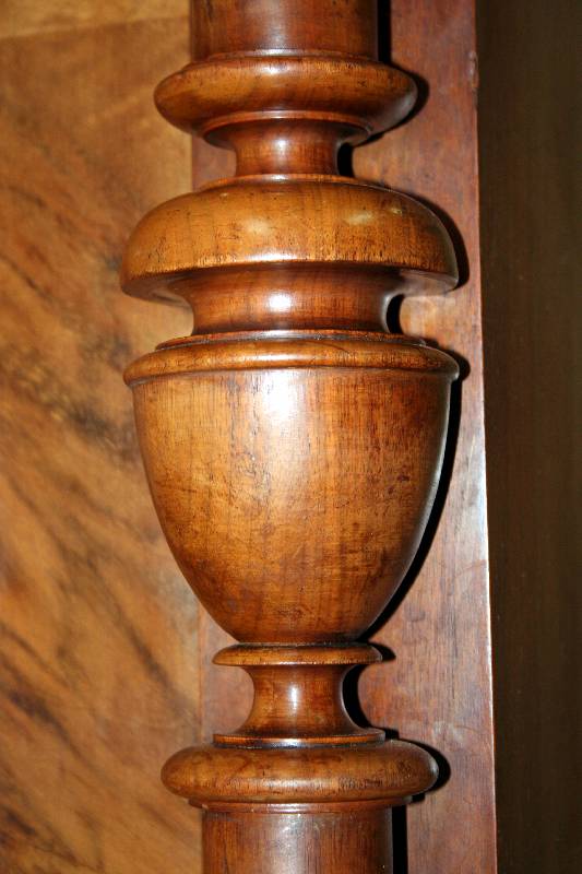Detail a: Schrank, deutsch, um 1880, GrÜnderzeit, Korpus Weichholz, Nußbaum furniert, TÜrfÜllungen kassettiert, und mit ausgesuchtem Wurzelnußfurnier, ...