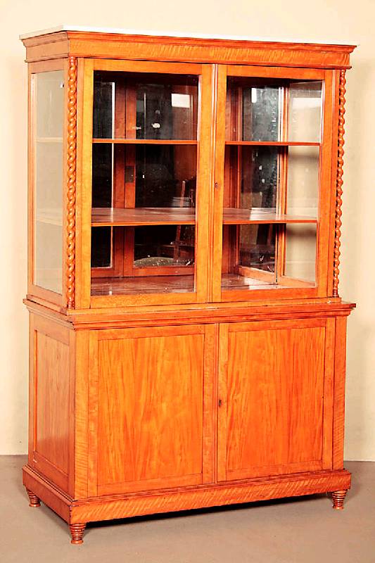 Vitrinenaufsatzschrank, Holland, um 1860, Korpus Weichholz, Kirschbaumfurnier, 2-tÜriges gerades Unterteil, seitlich kassettiert, Oterteil Seiten ...