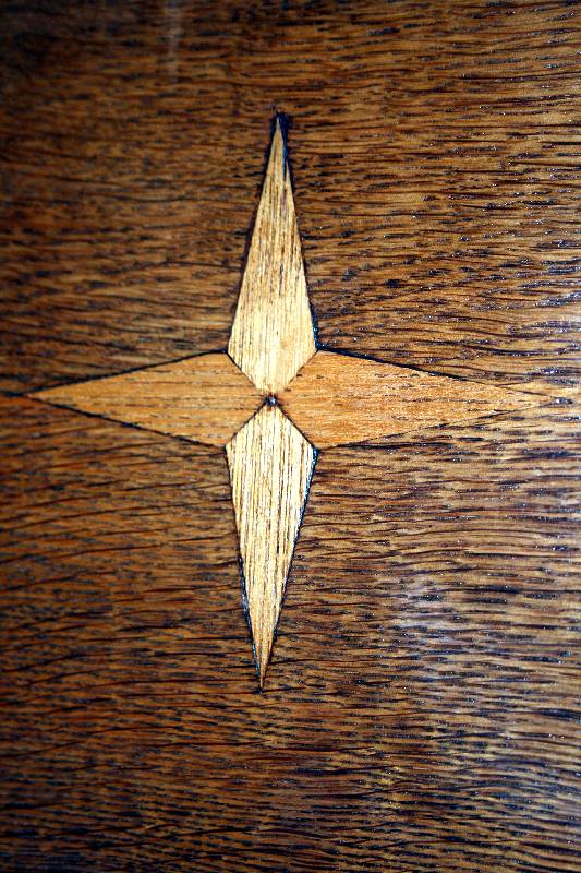 Detail a: Dielenschrank, deutsch/Niederrhein, um 1790/1810, Eiche massiv, ausgesuchtes Kernholz, Front auf Rahmen gearbeitet, sparsame Intarsien in ...