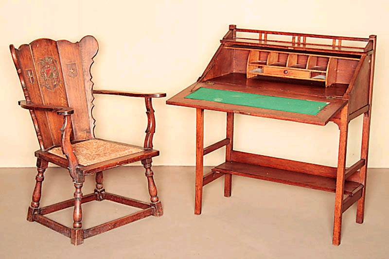SekretÄr, deutsch, um 1900, Jugendstil, Eiche massiv, z.T. furniert, auf quadratischen Hochbeinen, verstrebt und mit Brett als BÜcherablage, ...