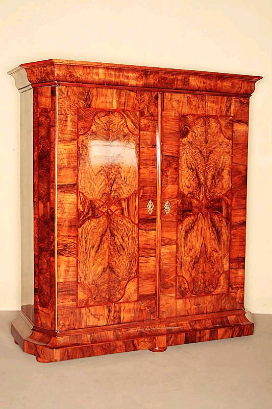 Prunk- bzw. Flurschrank, sÜddeutsch, um 1740/50, Korpus Weichholz, Wurzelnußfurnier gespiegelt bzw. doppelt gespiegelt verlegt, Bandintarsien ...