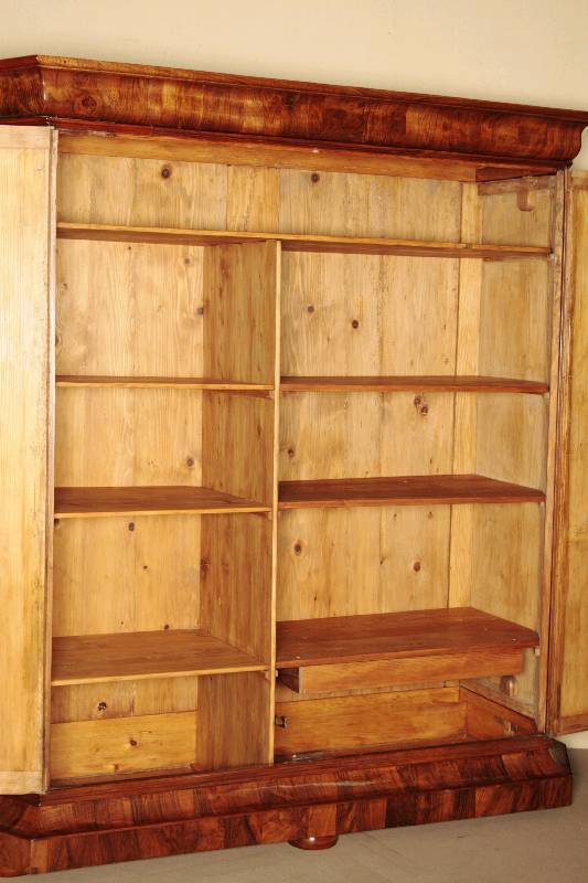 Detail b: Prunk- bzw. Flurschrank, sÜddeutsch, um 1740/50, Korpus Weichholz, Wurzelnußfurnier gespiegelt bzw. doppelt gespiegelt verlegt, Bandintarsien ...