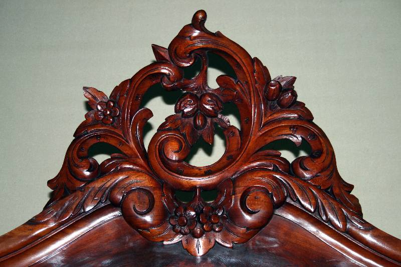 Detail a: BÜcher- bzw. Mehrzweckschrank, Niederlande, um 1860, Wilhelm III, auf gedrechsleten FÜßen, Zarge mit integrierter Schublade, abgeschrÄgte Ecken ...
