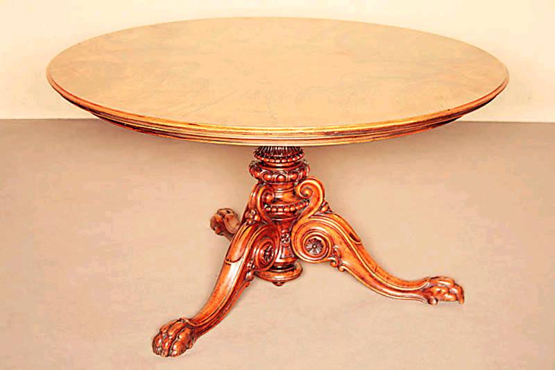 Couchtisch, deutsch, um 1860, Nußbaum massiv , Nußbaum furniert, stark gedrechselte und geschnitzte FÜße, 3-fach ausladend, auslaufend in ...