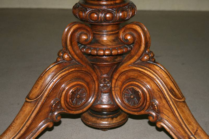 Detail a: Couchtisch, deutsch, um 1860, Nußbaum massiv , Nußbaum furniert, stark gedrechselte und geschnitzte FÜße, 3-fach ausladend, auslaufend in ...