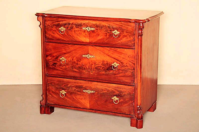 Kommode, deutsch, um 1860, Korpus Weichholz, Mahagoni furniert, Lisenen abgeschrÄgt, auslaufend in Voluten, Platte profiliert und gebogen, ...