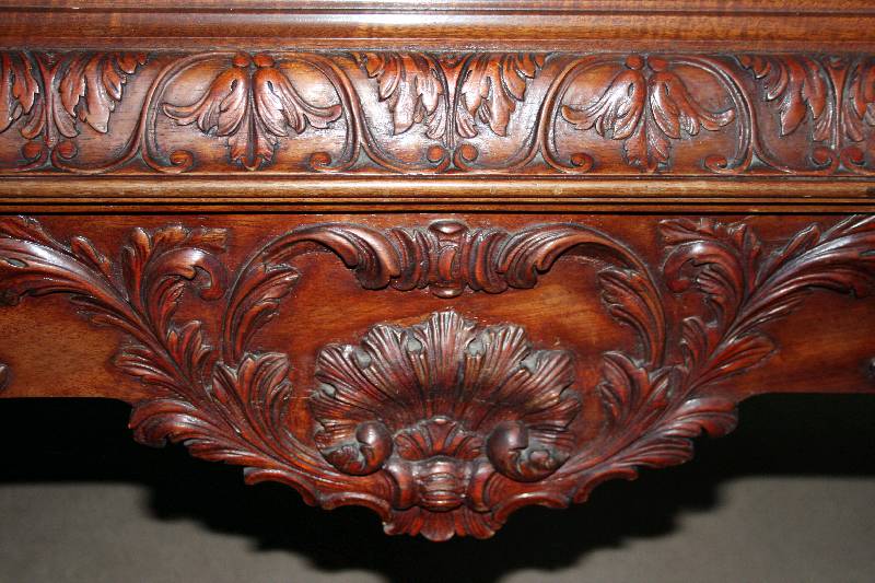 Detail a: Prunkvitrine, deutsch, um 1900/05, Mahagoni bzw. Hartholz massiv, Stuttgarter HofmÖbel bzw . NiederhÖfer MÖbel, abgelagertes Holz, Schnitzereien ...