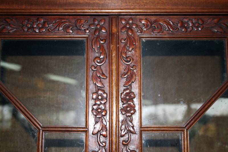 Detail b: Prunkvitrine, deutsch, um 1900/05, Mahagoni bzw. Hartholz massiv, Stuttgarter HofmÖbel bzw . NiederhÖfer MÖbel, abgelagertes Holz, Schnitzereien ...