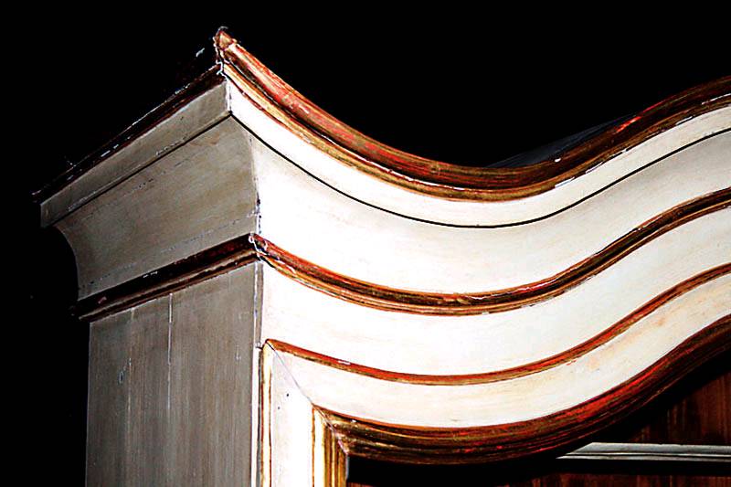 Detail a: Prunkvitrine/Prahlhans, Gegend um WÜrzburg mit Braunschweiger Einfluß, um 1750/60, Front und Beine Obstholz (Zwetschge) massiv, cremefarben ...