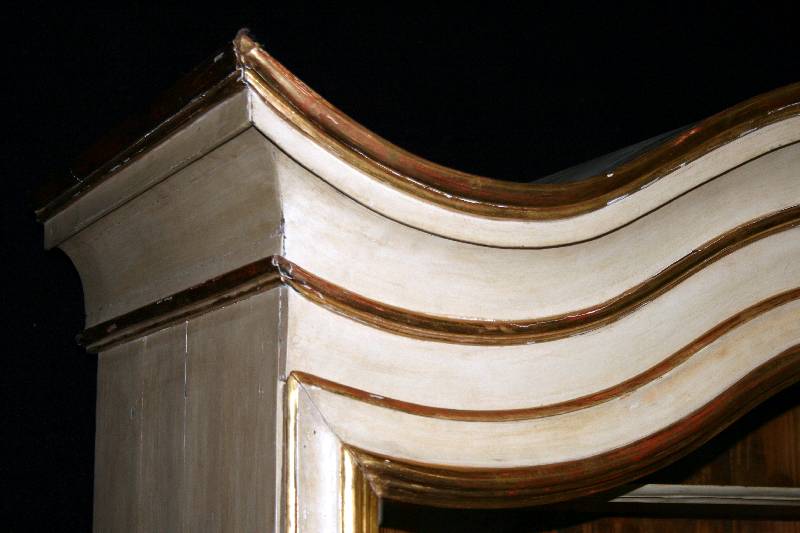 Detail b: Prunkvitrine/Prahlhans, Gegend um WÜrzburg mit Braunschweiger Einfluß, um 1750/60, Front und Beine Obstholz (Zwetschge) massiv, cremefarben ...