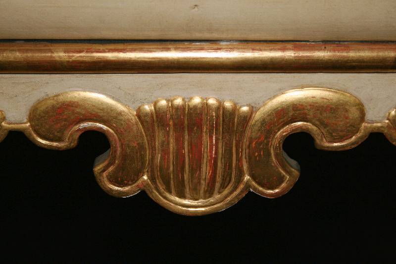 Detail c: Prunkvitrine/Prahlhans, Gegend um WÜrzburg mit Braunschweiger Einfluß, um 1750/60, Front und Beine Obstholz (Zwetschge) massiv, cremefarben ...