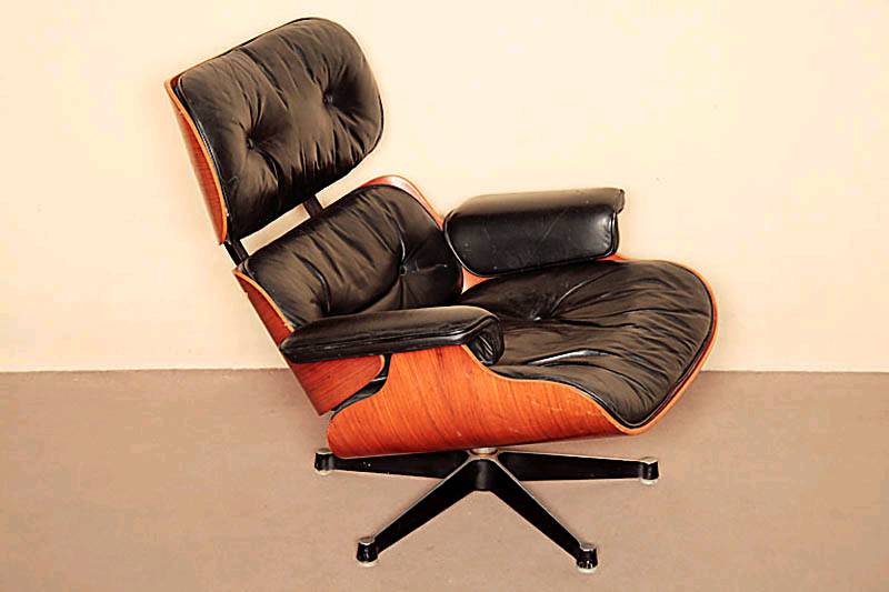 Loungechair, Entwurf 1956, AusfÜhrung 1970/75, einer der bekanntesten EntwÜrfe von Charles und Ray Eames, drei gebogene und verleimte ...