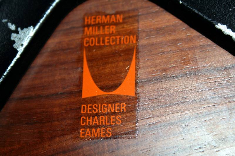 Detail a: Loungechair, Entwurf 1956, AusfÜhrung 1970/75, einer der bekanntesten EntwÜrfe von Charles und Ray Eames, drei gebogene und verleimte ...