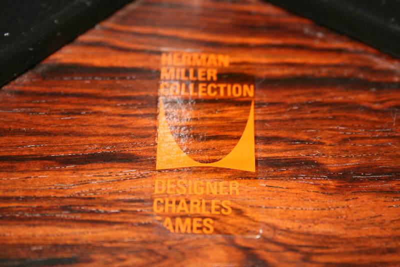Detail a: Ottoman, Entwurf 1956, AusfÜhrung 1970/75, zusammen mit dem Loungechair einer der bekanntesten EntwÜrfe von Charles und Ray Eames, drei gebogene ...