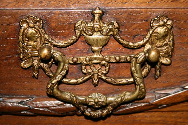 Detail b: KlappsekretÄr, deutsch/Umkreis Neuwied, um 1750/60, Eiche massiv, 3-schÜbig, Front schÖne gespannte Schweifung, Seiten leicht abgerundet, ...