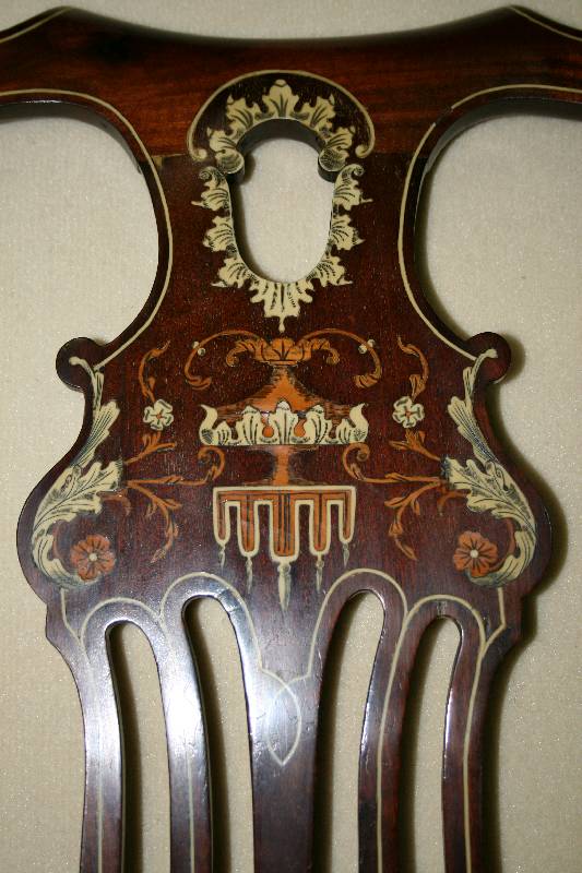 Detail a: Armlehnstuhl, England, um 1890, Mahagoni massiv, auf stark gebogenen Beinen, verstrebt, geschwungene Arm- und RÜckenlehne, mittig mit sehr ...