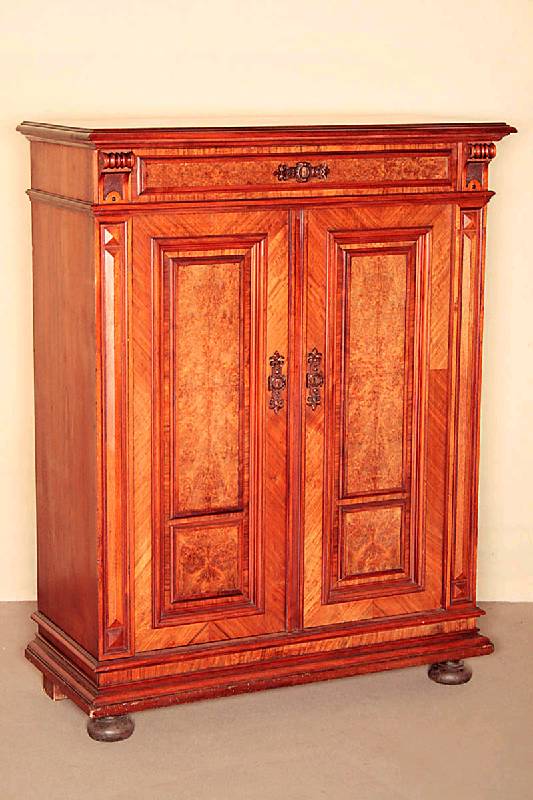 Vertiko, deutsch, um 1880, GrÜnderzeit, Korpus Weichholz, Nußbaum furniert, z.T. Wurzelnuß, auf KugelfÜßen, schwere Fußleiste, Lisenen mit ...