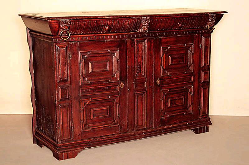 Anrichte, Raum Aachen/LÜttich, um 1740, Renaissance, Eiche massiv, Lisenen kassettiert , gerader Korpus, geteilte TÜrfÜllungen, kassettiert und ...