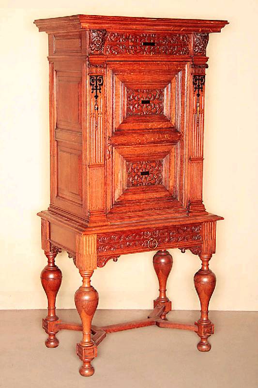Stollenschrank, Niederlande, um 1870, nach Renaissancevorbild von 1700, Eiche massiv, reich profilierte Drechselarbeiten im Unterteil, verstrebt, ...