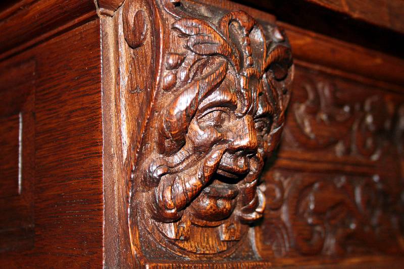 Detail a: Stollenschrank, Niederlande, um 1870, nach Renaissancevorbild von 1700, Eiche massiv, reich profilierte Drechselarbeiten im Unterteil, verstrebt, ...