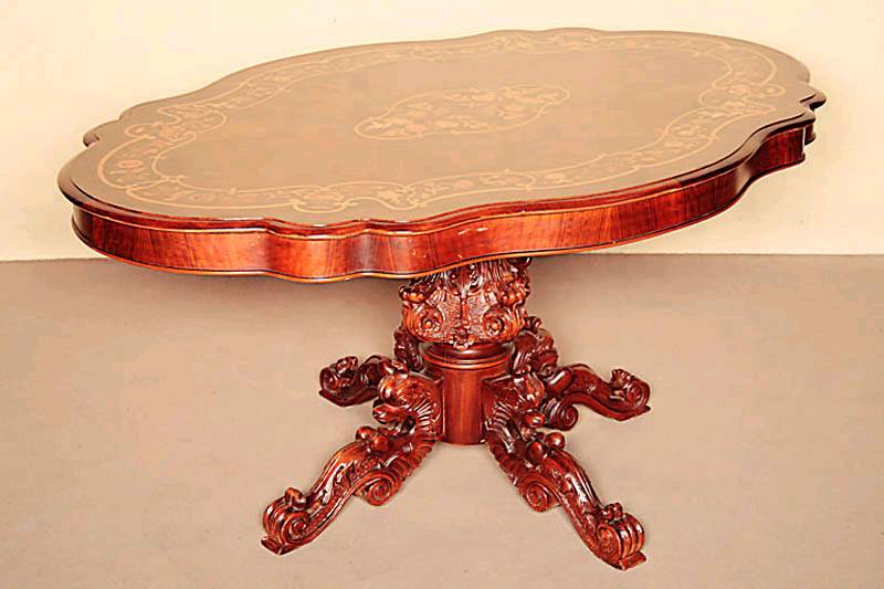 Tisch, Frankreich, um 1860, Nußbaum und Buche z.T. massiv, balusterfÖrmiger Fuß mit Schnitzereien, Rocaillen und Blumen, 4-fach ausladend, mit ...