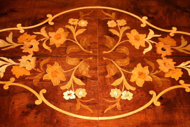 Detail a: Tisch, Frankreich, um 1860, Nußbaum und Buche z.T. massiv, balusterfÖrmiger Fuß mit Schnitzereien, Rocaillen und Blumen, 4-fach ausladend, mit ...