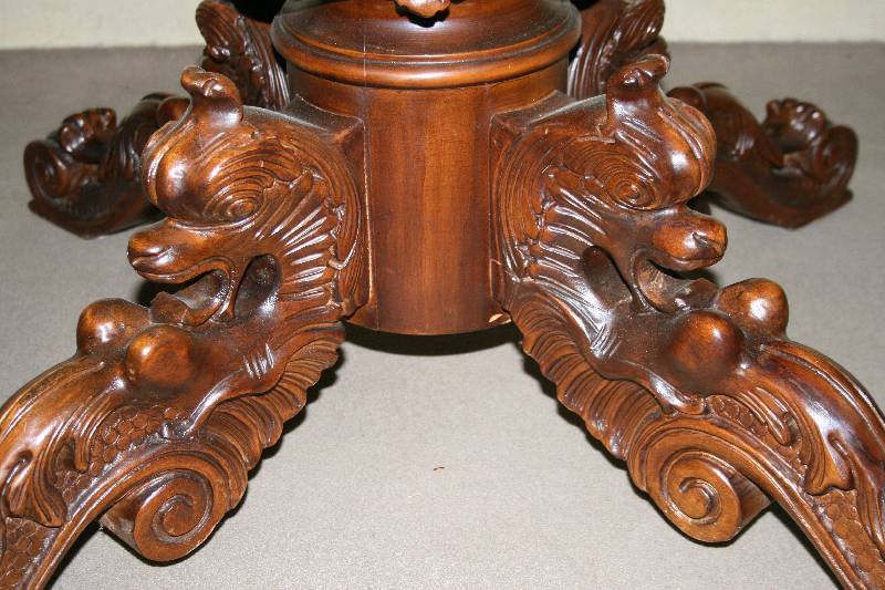 Detail b: Tisch, Frankreich, um 1860, Nußbaum und Buche z.T. massiv, balusterfÖrmiger Fuß mit Schnitzereien, Rocaillen und Blumen, 4-fach ausladend, mit ...