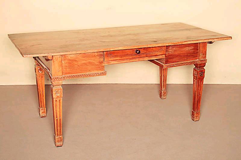 Aufwendiger Bauerntisch, sÜddeutsch/wohl Rheingau, um 1770/1810, Nußbaum massiv, Beine und Zarge typisch Louis-Seize, Rosetten- und ...