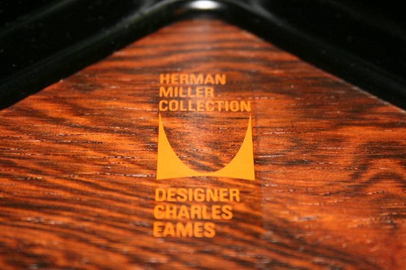 Detail a: Ottoman, Entwurf 1956, AusfÜhrung 1970/75, zusammen mit dem Loungechair einer der bekanntesten EntwÜrfe von Charles und Ray Eames, drei gebogene ...