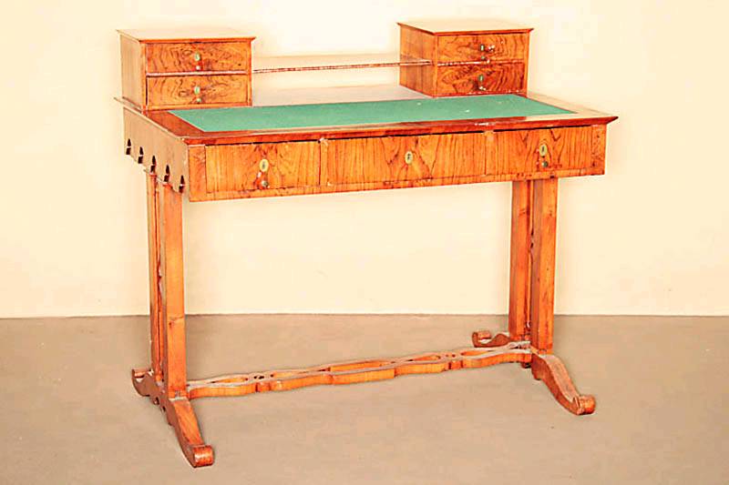 Schreibtisch mit Aufsatzteil, süddeutsch/Baden, um 1825/30, Korpus Weichholz, Wurzelnußfurnier doppelt bzw. 3-fach gespiegelt verlegt, Wangen in ...