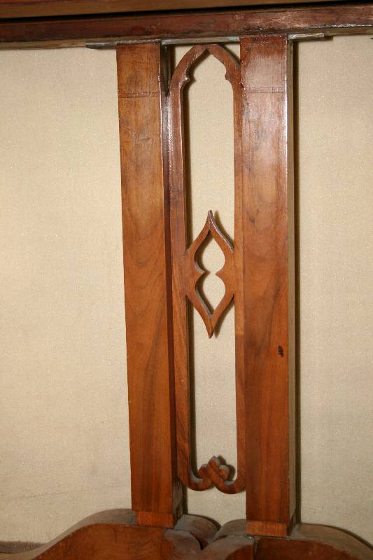 Detail a: Schreibtisch mit Aufsatzteil, süddeutsch/Baden, um 1825/30, Korpus Weichholz, Wurzelnußfurnier doppelt bzw. 3-fach gespiegelt verlegt, Wangen in ...