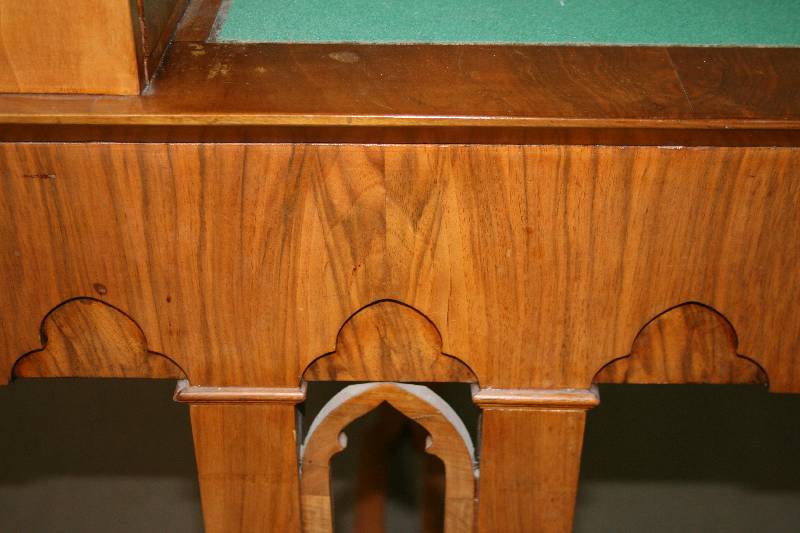Detail b: Schreibtisch mit Aufsatzteil, süddeutsch/Baden, um 1825/30, Korpus Weichholz, Wurzelnußfurnier doppelt bzw. 3-fach gespiegelt verlegt, Wangen in ...