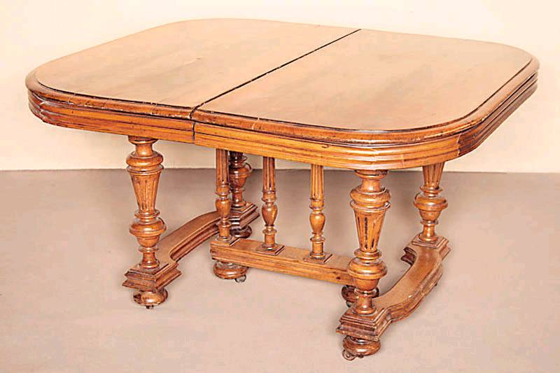 Ausziehtisch, Frankreich/Dijon, um 1890, z.T . Nußbaum massiv, ausziehbar mit sekundÄrem Einlegeboden, teilrestauriert, sollte neu verleimt ...