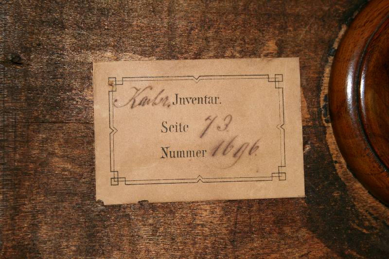 Detail b: Sphinx, sÜddeutsch, um 1835/40, Nußbaum massiv und Buche, Oberteil mit integrierter Schublade, stiltypisch, 2. Barock, Spiegelrahmen 3-fach ...