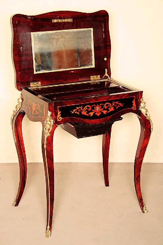 Poudreuse, Frankreich, um 1870/80, Korpus z .T. Weichholz/Hartholz, allseitig geschwungenes MÖbel nach dem Vorbild von 1760, Palsiander und ...