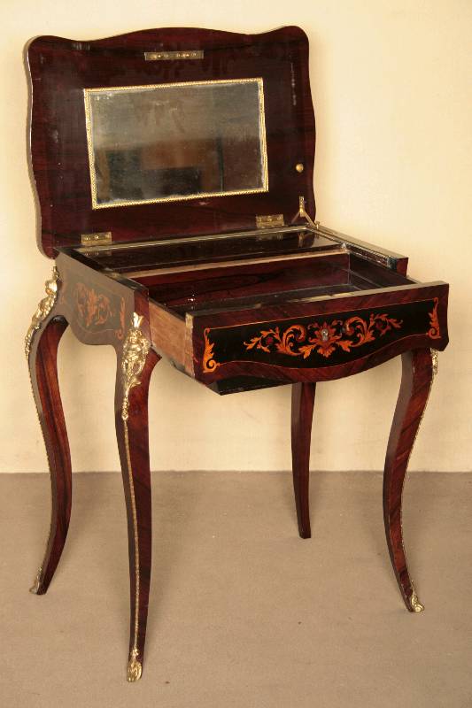 Detail a: Poudreuse, Frankreich, um 1870/80, Korpus z .T. Weichholz/Hartholz, allseitig geschwungenes MÖbel nach dem Vorbild von 1760, Palsiander und ...