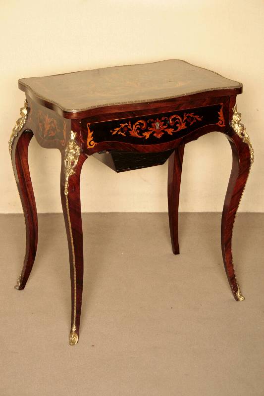 Detail c: Poudreuse, Frankreich, um 1870/80, Korpus z .T. Weichholz/Hartholz, allseitig geschwungenes MÖbel nach dem Vorbild von 1760, Palsiander und ...
