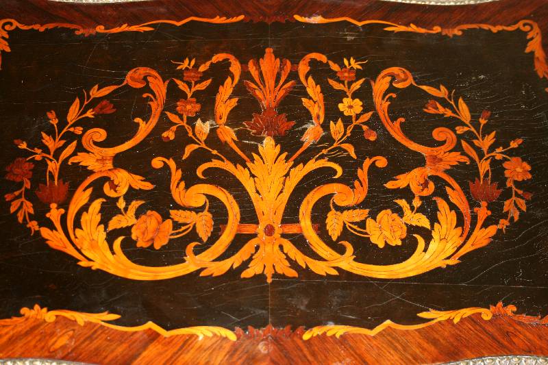 Detail d: Poudreuse, Frankreich, um 1870/80, Korpus z .T. Weichholz/Hartholz, allseitig geschwungenes MÖbel nach dem Vorbild von 1760, Palsiander und ...