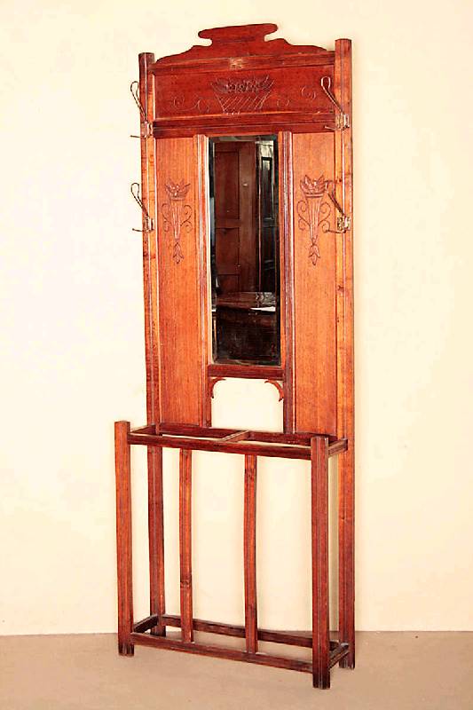 Flurgarderobe, deutsch, um 1900/05, sogenannter DarmstÄdter Stil, Eiche massiv, auf Rahmen gearbeitet, Gestell gerieft, sparsame Schnitzereien, ...