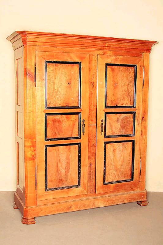 Biedermeierschrank, westdeutsch/Landau, um 1820/25, Kirschbaum massiv, z.T. Nußbaumfurnier, Furnier z.T. gespiegelt velegt , Zierleiste 4-fach ...