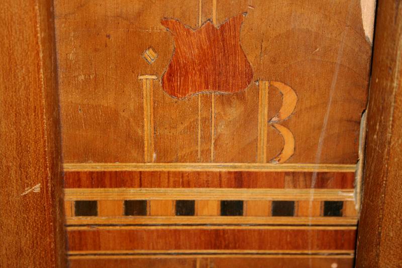 Detail a: Biedermeierschrank, westdeutsch/Landau, um 1820/25, Kirschbaum massiv, z.T. Nußbaumfurnier, Furnier z.T. gespiegelt velegt , Zierleiste 4-fach ...