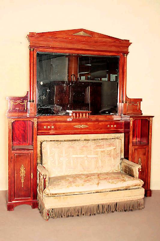 Sofa mit Umbau, deutsch, um 1900/05, Jugendstil, Korpus Hartholz, Mahagonifurnier von bester QualitÄt, Bronzeappliken reiner Jugendstil, Spiegel ...