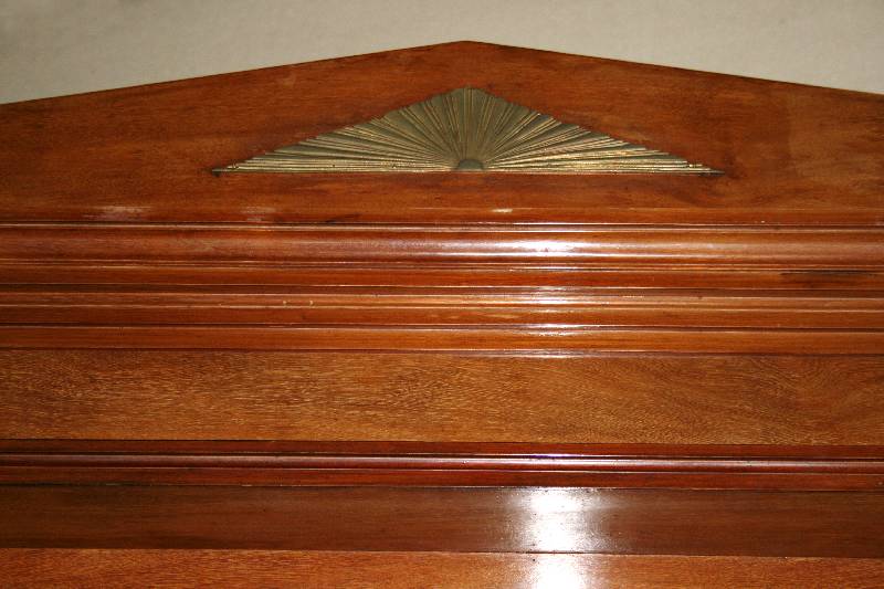 Detail b: Sofa mit Umbau, deutsch, um 1900/05, Jugendstil, Korpus Hartholz, Mahagonifurnier von bester QualitÄt, Bronzeappliken reiner Jugendstil, Spiegel ...
