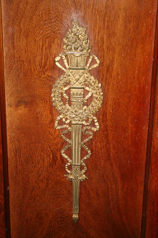 Detail c: Sofa mit Umbau, deutsch, um 1900/05, Jugendstil, Korpus Hartholz, Mahagonifurnier von bester QualitÄt, Bronzeappliken reiner Jugendstil, Spiegel ...