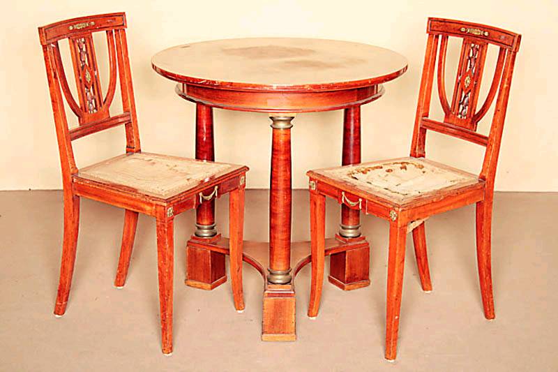 Salontisch und zwei StÜhle, deutsch, um 1905 , Jugendstil, Korpus Weichholz bzw. Nußbaum und Mahagoni massiv, z.T. furniert, SÄulen mit ...