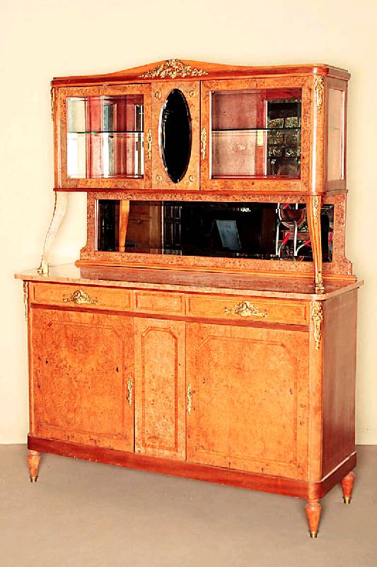 Eßzimmeraufsatzschrank, Frankreich, um 1895/1900, Korpus Weichholz/Hartholz, Ahornwurzelfurnier gespiegelt bzw. doppelt gespiegelt verlegt, ...