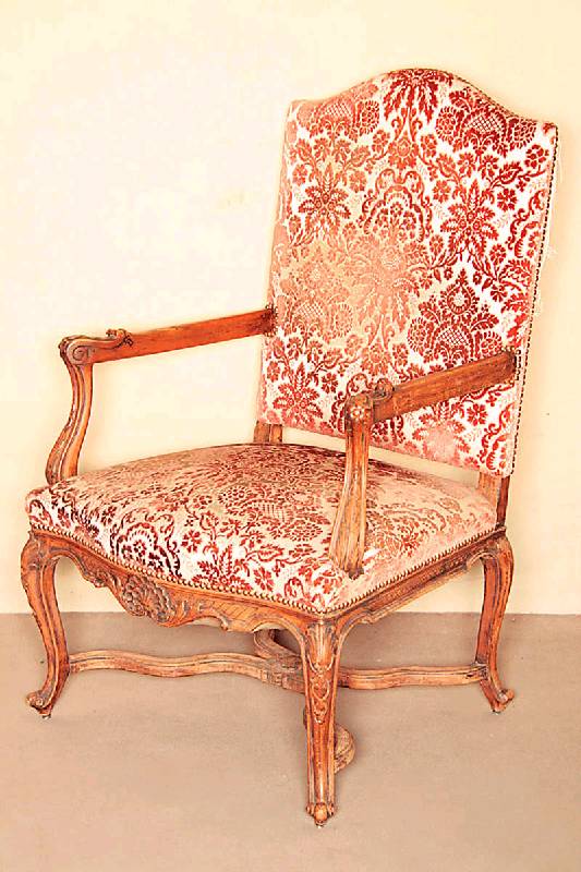 Stuhlsessel, deutsch, um 1870/80, nach dem Vorbild von 1730/40, Nußbaum massiv, allseitig geschwungen, elegante LinienfÜhrung, Zarge einfach bzw. ...