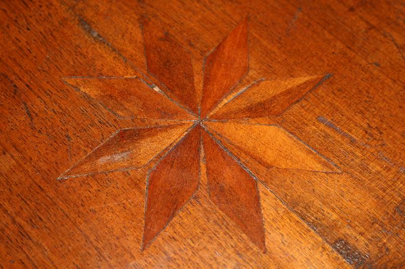 Detail a: Trommeltischchen, Frankreich, um 1820/30, Korpus Weichholz, Wurzelnußfurnier, SchiebetÜr Nußbaum massiv, Tischplatte mit Bandintarsien, ...