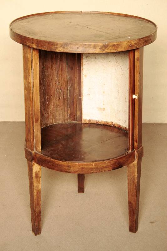 Detail b: Trommeltischchen, Frankreich, um 1820/30, Korpus Weichholz, Wurzelnußfurnier, SchiebetÜr Nußbaum massiv, Tischplatte mit Bandintarsien, ...