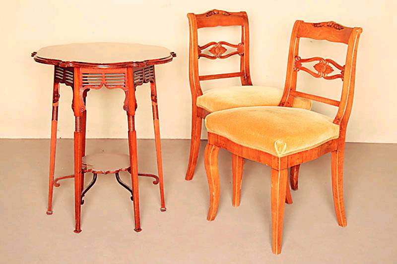 Salontisch, deutsch, um 1900, frÜher Jugendstil, Mahagoni massiv, sechs Beine, innen auf sechs Rocaillen PrÄsentierblatt in Form einer ...